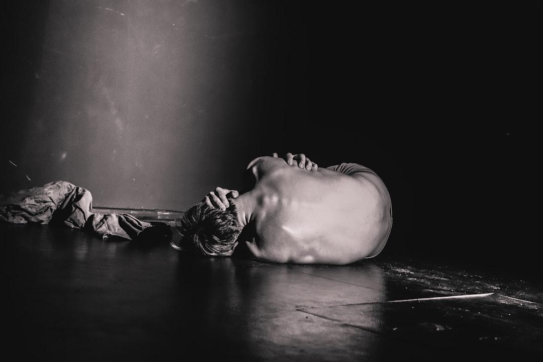 grayscale photography of man lying on floor Hội nghị AAPM & AAN: Cập nhật các liệu pháp giảm đau không dùng opioid tiên tiến nhất