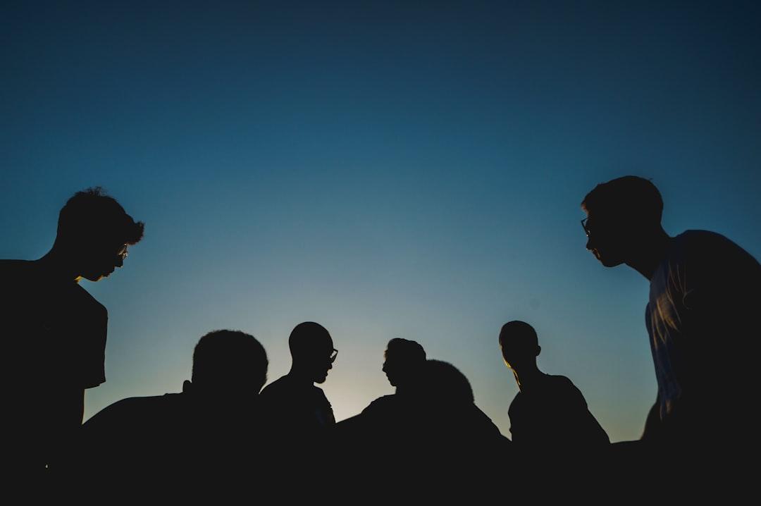 silhouette photo of people Sống Khỏe Mạnh Hơn Với Đau Mạn Tính: Hướng Dẫn Chi Tiết